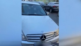 Video REVOLTĂTOR // Un bărbat lovește intenționat cu mașina un cărucior în care se afla un copil